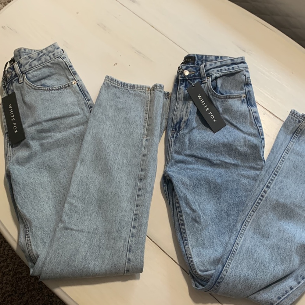 White fox boutique straight leg split ankle jeans. Size Medium.